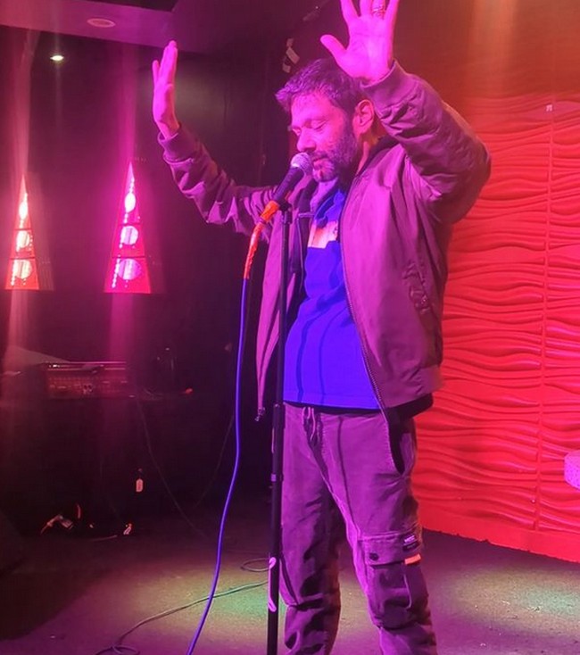 Sekarang Shaun punya tujuan hidup yang lebih mulia yakni ingin membantu orang lain mengatasi kecanduan mereka. Dia pun memulai karier barunya sebagai stand up comedy. Foto: dok. Instagram/@shaunweiss