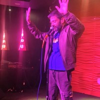 Sekarang Shaun punya tujuan hidup yang lebih mulia yakni ingin membantu orang lain mengatasi kecanduan mereka. Dia pun memulai karier barunya sebagai stand up comedy. Foto: dok. Instagram/@shaunweiss