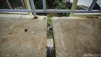 Tampak penyambung antar beton di skybridge tersebut masih belum rapi, beberapa pembatas di arah terminal juga belum terpasang.