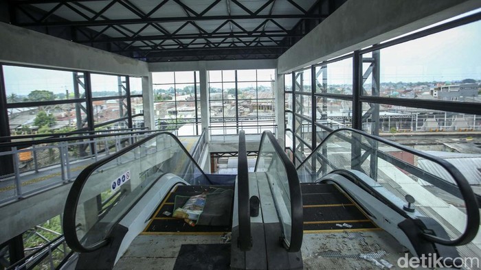 Pembangunan Skybridge Bojong Gede tengah dilakukan. Proyek ini ditargetkan rampung pada Oktober 2023.