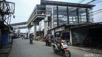 Jalan yang sempit ini kerap menjadi titik macet imbas menumpuknya kendaraan, angkutan umum dan naik turunnya penumpang kereta di Stasiun Bojong Gede.