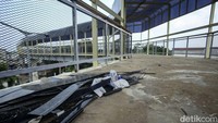 Pantauan detikcom Jumat (28/4/2023) tampak tak ada petugas yang menyelesaikan pekerjaan, beberapa barang tertinggal di jembatan ini.