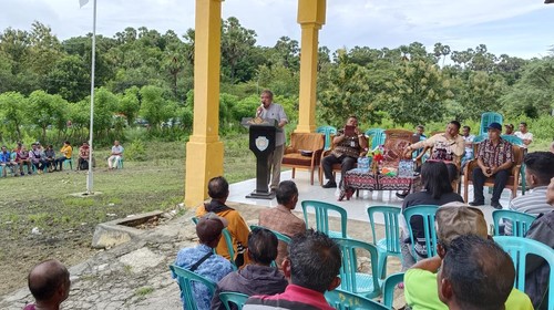 Sosialisasi ganti rugi tumpahan minyak Montara di kantor Camat Rote Timor, Kabupaten Rote Ndao, NTT terkait dana ganti rugi tumpahan minyak Montara. (Yufen Ernesto/detikBali)