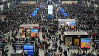 Penumpang menunggu untuk naik kereta di stasiun kereta Shanghai Hongqiao, Shanghai, China, Jumat (28/4/2023).