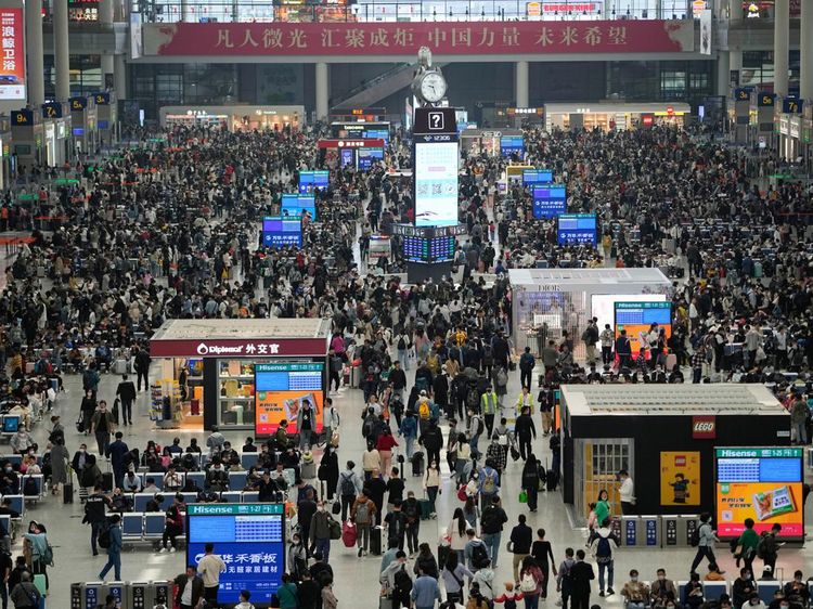 Stasiun di China Padat Penumpang Jelang Libur Hari Buruh