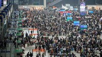 Lonjakan penumpang di stasiun kereta Shanghai Hongqiao ini terjadi menjelang libur panjang Hari Buruh.