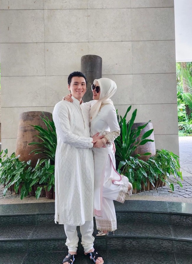 Di hari ketiga Lebaran Syahrini dan suami justru terlihat kompak memamerkan kemesraan mereka. Sama-sama mengenakan busana senada, pasangan suami-istri tersebut tampil mesra. Foto: Instagram/@princessyahrini