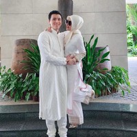 Di hari ketiga Lebaran Syahrini dan suami justru terlihat kompak memamerkan kemesraan mereka. Sama-sama mengenakan busana senada, pasangan suami-istri tersebut tampil mesra. Foto: Instagram/@princessyahrini