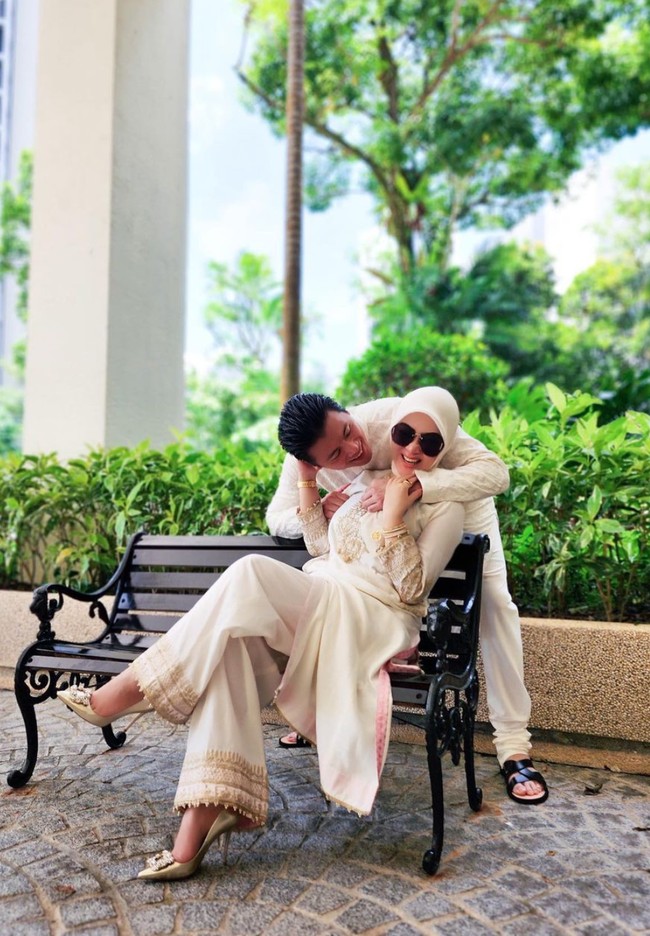 Dalam keterangan unggahannya sendiri Syahrini menulis ‘3rd Raya With Full Of Love’. Ekspresi bahagia pun tampak jelas di wajah Syahrini dan Reino Barack. Foto: Instagram/@princessyahrini