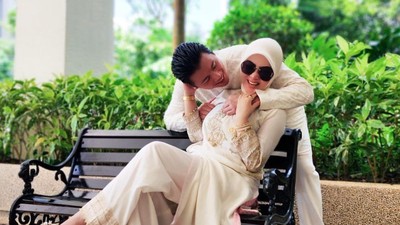 8 Potret Mesra Syahrini dan Reino Barack Rayakan Lebaran di Singapura