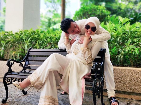 8 Potret Mesra Syahrini dan Reino Barack Rayakan Lebaran di Singapura