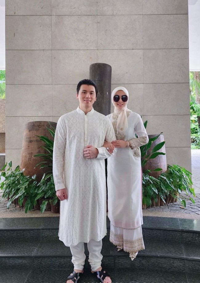 Seperti biasa Syahrini sendiri selalu tampil stylish. Kali ini ia tampak memadukan setelan baju muslim berwarna krem dengan hijab dan sepatu heels berwarna senada. Tak lupa Syahrini juga mengenakan kaca mata hitam untuk melengkapi penampilannya. Foto: Instagram/@princessyahrini