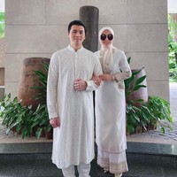 Seperti biasa Syahrini sendiri selalu tampil stylish. Kali ini ia tampak memadukan setelan baju muslim berwarna krem dengan hijab dan sepatu heels berwarna senada. Tak lupa Syahrini juga mengenakan kaca mata hitam untuk melengkapi penampilannya. Foto: Instagram/@princessyahrini