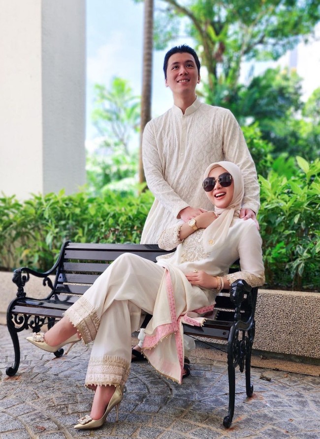 Syahrini sendiri sebelumnya sempat digosipkan tidak diundang oleh keluarga Reino Barack saat buka bersama. Seolah menampik kabar miring perihal hubungan rumah tangganya, keduanya pun memamerkan momen kebersamaan mereka di hari Lebaran. Foto: Instagram/@princessyahrini