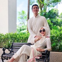 Syahrini sendiri sebelumnya sempat digosipkan tidak diundang oleh keluarga Reino Barack saat buka bersama. Seolah menampik kabar miring perihal hubungan rumah tangganya, keduanya pun memamerkan momen kebersamaan mereka di hari Lebaran. Foto: Instagram/@princessyahrini