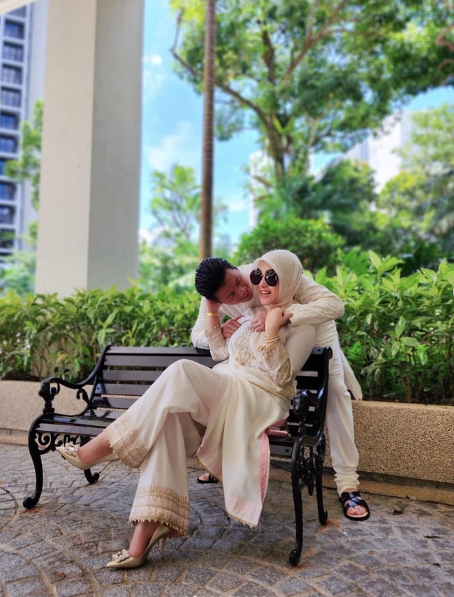 Dibanding foto-foto Lebaran sebelumnya, foto Lebaran hari ketiga yang baru diunggah Syahrini terlihat lebih mesra. Diketahui saat ini pernikahan Syahrini dan Reino Barack sudah berjalan selama kurang lebih 4 tahun. Foto: Instagram/@princessyahrini