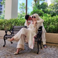 Dibanding foto-foto Lebaran sebelumnya, foto Lebaran hari ketiga yang baru diunggah Syahrini terlihat lebih mesra. Diketahui saat ini pernikahan Syahrini dan Reino Barack sudah berjalan selama kurang lebih 4 tahun. Foto: Instagram/@princessyahrini