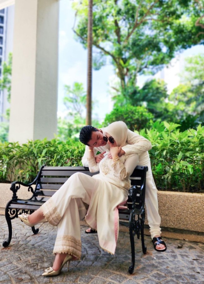 Syahrini dan Reino Barack menikah pada 27 Februari 2019. Akad nikah keduanya berlangsung di Masjid Tokyo Camii. Foto: Instagram/@princessyahrini
