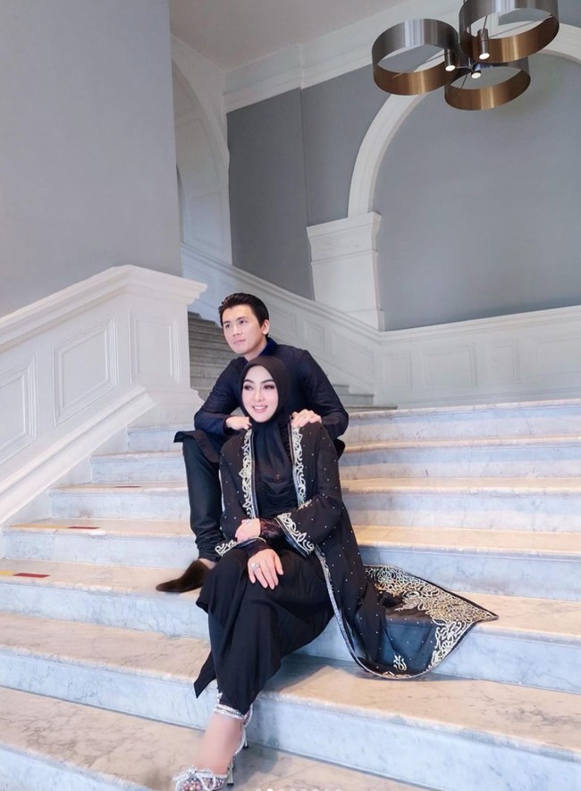 Tak pulang ke Indonesia, Syahrini tampaknya lebih memilih untuk merayakan Lebaran di Singapura bersama sang suami, Reino Barack. Melalui akun Instagram pribadinya Syahrini pun membagikan foto-foto kompak dan mesra dirinya bersama sang suami. Foto: Instagram/@princessyahrini