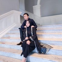 Tak pulang ke Indonesia, Syahrini tampaknya lebih memilih untuk merayakan Lebaran di Singapura bersama sang suami, Reino Barack. Melalui akun Instagram pribadinya Syahrini pun membagikan foto-foto kompak dan mesra dirinya bersama sang suami. Foto: Instagram/@princessyahrini