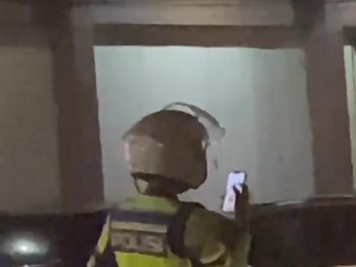 Tangkapan layar saat Bripka Hamdan video call keluarga di sela pengamanan jalur arus mudik.