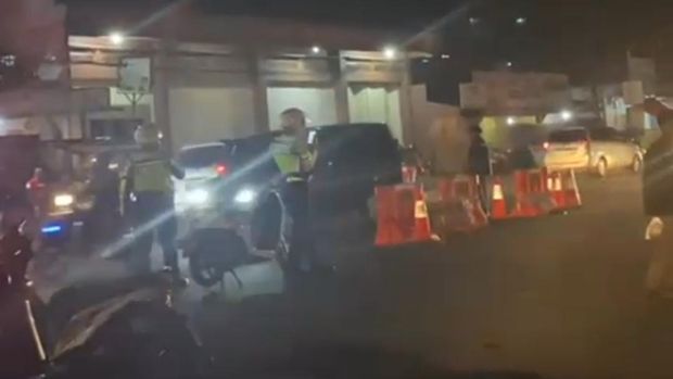 Tangkapan layar saat Bripka Hamdan video call keluarga di sela pengamanan jalur arus mudik.