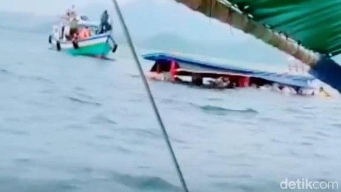Tangkapan layar video viral yang merekam kapal wisatawan tenggelam di perairan Pahawang, Pesawaran, Lampung.