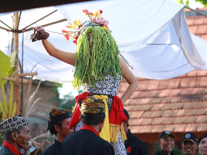 Tari Seblang Olehsari