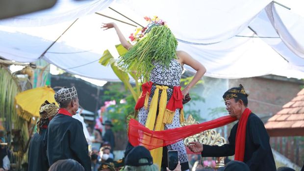 Tari Seblang Olehsari