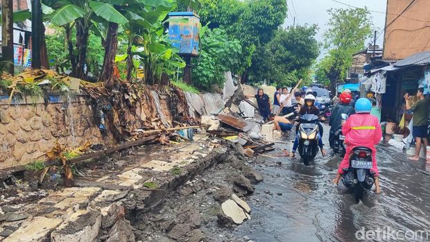 Tembok sungai Banyu Urip jebol