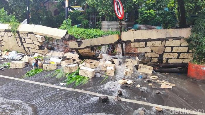 Tembok sungai Banyu Urip jebol