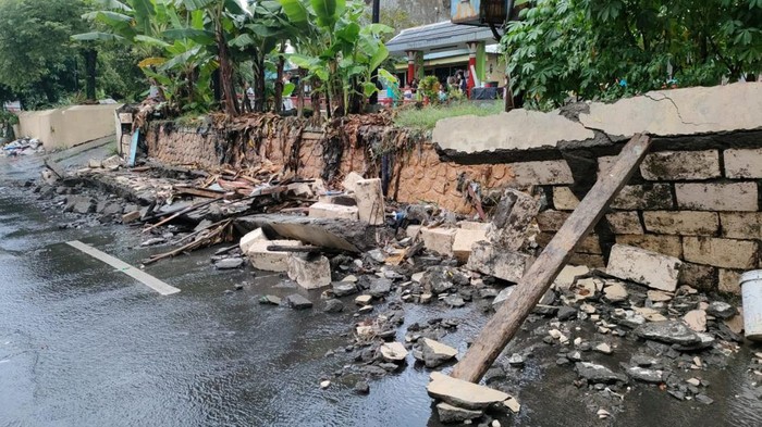tembok tanggul sungai banyuurip ambrol