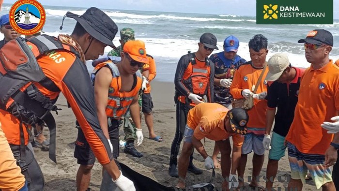 Tim SAR gabungan mengevakuasi wisatawan asal Subang yang hilang terseret ombak Pantai Parangtritis Rabu (26/4) lalu. Korban ditemukan di Pantai Widuri, Bantul, Jumat (28/4/2023).