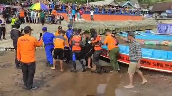 Tim SAR mengevakuasi jenazah wisatawan yang hilang di Pantai Parangracuk Gunungkidul, Jumat (28/4/2023).