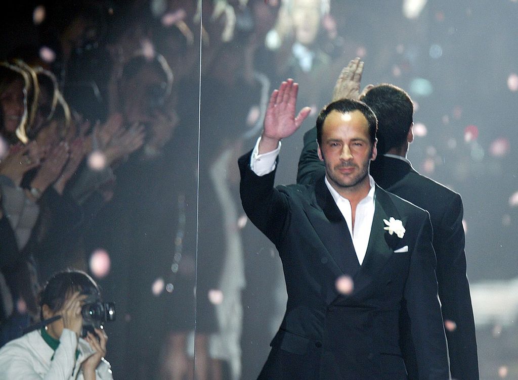 US designer Tom Ford aknowledges applauses on the catwalk at the end of his last Gucci Autumn/Winter 2004-2005 women' collection during Milan fashion week 25 February 2004.    AFP PHOTO /Patrick HERTZOG (Photo by Patrick HERTZOG / AFP) (Photo by PATRICK HERTZOG/AFP via Getty Images)
