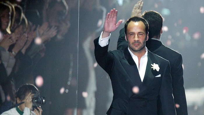 US designer Tom Ford aknowledges applauses on the catwalk at the end of his last Gucci Autumn/Winter 2004-2005 women collection during Milan fashion week 25 February 2004.    AFP PHOTO /Patrick HERTZOG (Photo by Patrick HERTZOG / AFP) (Photo by PATRICK HERTZOG/AFP via Getty Images)