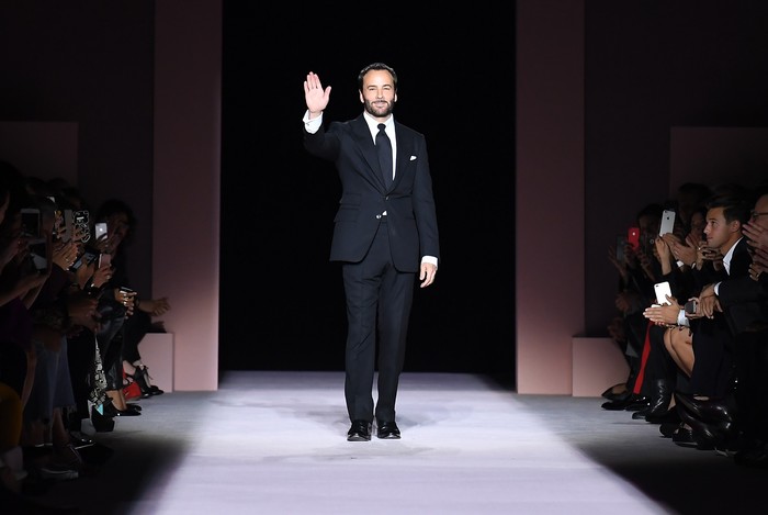 Designer Tom Ford waves from the runway following his Tom Ford SS18 show at Park Avenue Armory on September 6, 2017 in New York City. / AFP PHOTO / ANGELA WEISS        (Photo credit should read ANGELA WEISS/AFP via Getty Images)