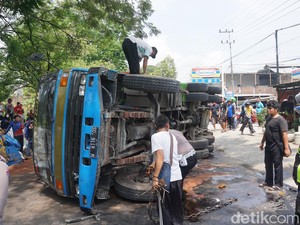 Truk Muat 30 Ton Pupuk Timpa Satu Keluarga di Mojokerto, 1 Orang Tewas-3 Luka
