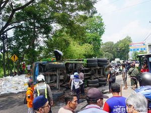 Satu Keluarga Tertimpa Truk Muat 30 Ton Pupuk di Mojokerto, 1 Orang Tewas