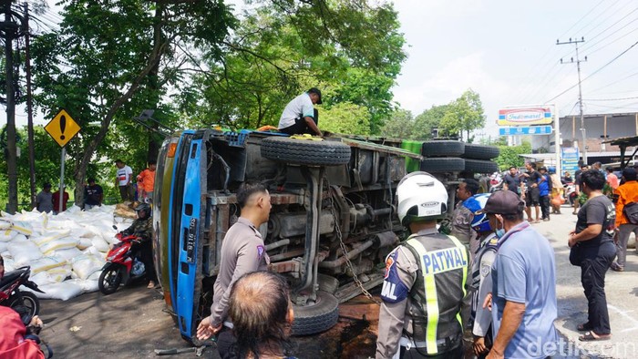 truk terguling timpa satu keluarga