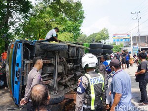 Truk Terguling Timpa Satu Keluarga di Mojokerto Ternyata Alami Rem Blong