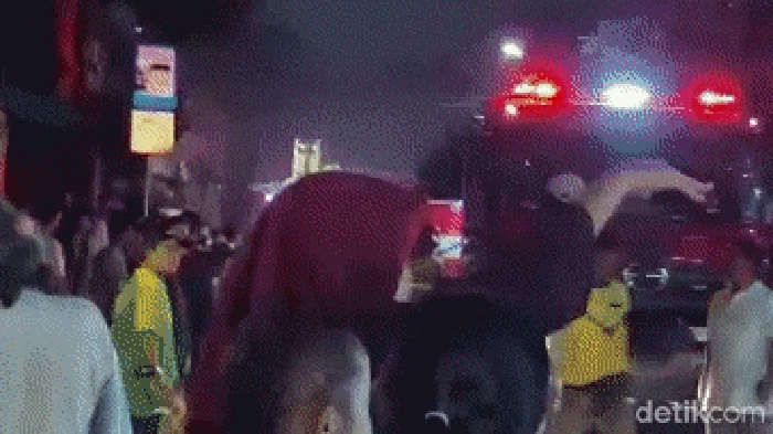 Video tukang pangkas rambut tetap santuy mencukur pelanggannya saat terjadi kebakaran di sekitar kios viral di medsos. Begini ceritanya. (dok Pribadi/Icha)