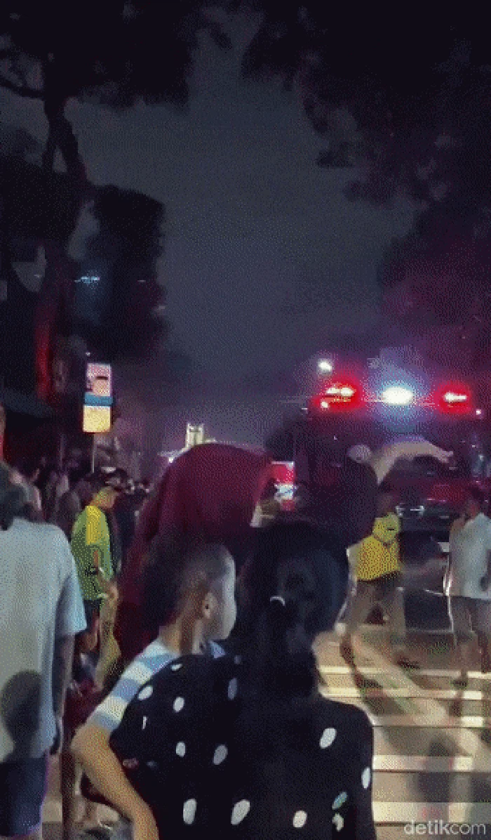 Video tukang pangkas rambut tetap santuy mencukur pelanggannya saat terjadi kebakaran di sekitar kios viral di medsos. Begini ceritanya. (dok Pribadi/Icha)