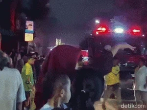 Momen Tukang Cukur Santuy Pangkas Rambut saat Ada Kebakaran di Dekatnya