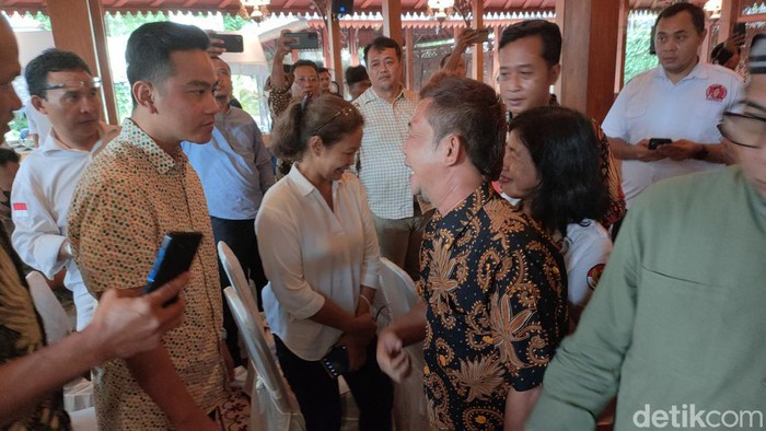 Wali Kota Solo Gibran Rakabuming Raka saat menemui relawan di Loji Gandrung, Solo, Jumat (28/4/2023) sore.