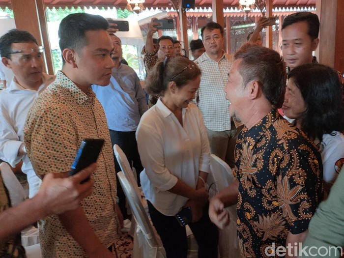 Wali Kota Solo Gibran Rakabuming Raka saat menemui relawan di Loji Gandrung, Solo, Jumat (28/4/2023) sore.