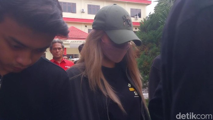 Wanita inisal SH diperiksa soal kasus penganiayaan yang dilakukan anak AKBP Achiruddin.