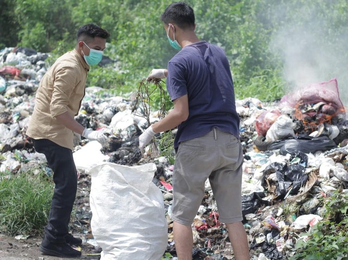 Warga bersih-bersih sampah.
