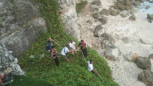 Warga membantu proses evakuasi bule Aussie yang dihantam ombak di atas karang Old Tree, Nusa Ceningan, Desa Lembongan, Kecamatan Nusa Penida, Klungkung, Bali, Kamis (27/4/2023) sore.