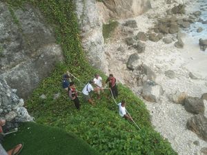 Nahas! Asyik Foto di Karang Nusa Penida, Bule Aussie Digulung Ombak